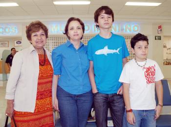 01072006 
José David y Juan Salvador Flores y Lucila Vela viajaron al DF, los despidió Maricarmen Aguirre.