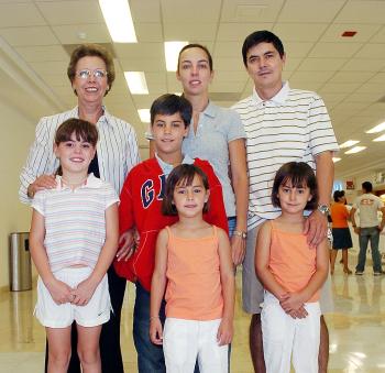 02072006 
José Ramón Arias viajó a la Ciudad de México y fue despedido por la familia Arias Garza.