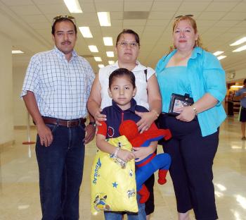 03072006 
Maricela Ortega y Kevin López viajaron a Tabasco, los despidieron Wilberto Santos y Concepción Ortega.