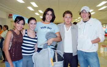03072006 
Omar Ramírez, Mauricio Guatirojo y Hugo Gurrola viajaron al DF, los despidieron  Diana y Jessica.