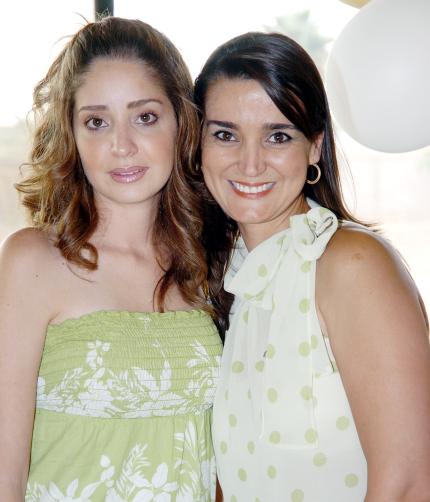 02072006 
Andrea Valencia y María del Pilar de Martínez.