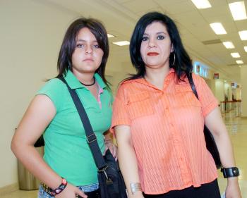 04072006 
Ivonne y Yahis Sarraf viajaron con destino a Tijuana.