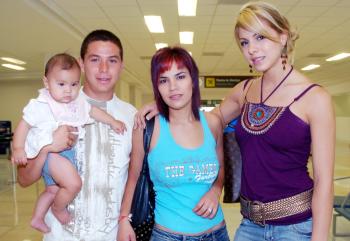 04072006 
Luz Astorga Nadiesna Tosca, César y Nicole Urueta viajaron a Los Cabos.