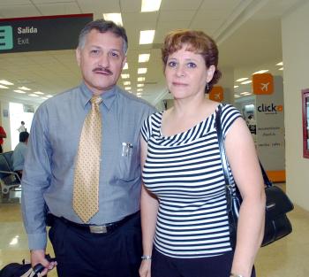 05072006 
Mario Valadez y Gabriela Lugo viajaron a la Ciudad de México.