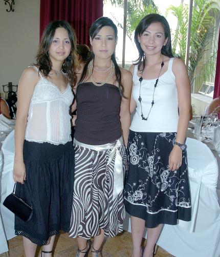 04072006 
Elizabeth Macías Gutiérrez, Perla de Silva y Verónica Villarreal de García.