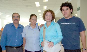 06072006 
Ana García viajó al DF y fue despedida por la familia García Lozano.