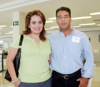 06072006 
Juan Flores viajó a Tegucigalpa, lo despidió Sandra Sierra.