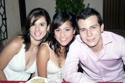 06072006 
Daniela Gaytán, Griseli Chávez y Miguel Martínez.