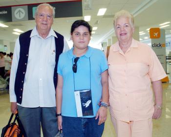 07072006 
Ivana Lastiri viajó al DF, la despidieron Alejandrina y Gustavo Lastiri.