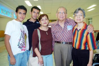 08072006 
Daniel, David, Manuel, Rebeca y Blasi Bretado viajaron al DF.