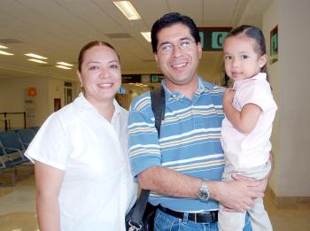 08072006 
Procedentes del DF, arribaron Pablo Salazar, Miriam y Sarita.