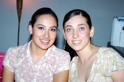 08072006 
Priscilla de Murra y Velina de Salinas.