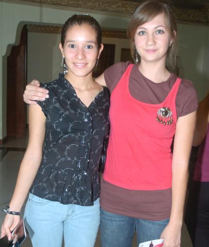 08072006 
Sandra Casale y Valentina Saldívar.