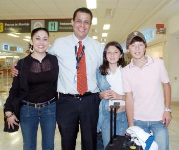 09072006 
Procedentes del DF, arribaron Verónica Barba, André y Alberto del Río y los recibió Carlos Arratia.