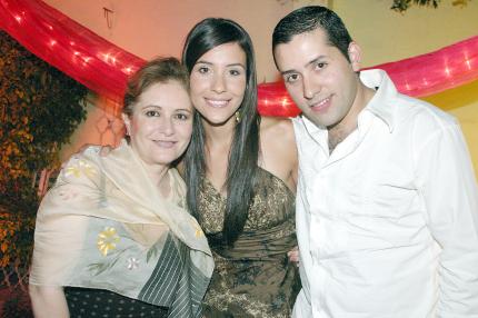 09072006 
La festejada acompañada por su mamá, Lety Olvera y su hermano Armando.