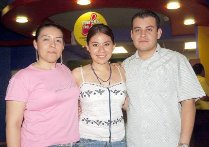 09072006 
María Rosa, Mily Morales y Mario Pámanez.
