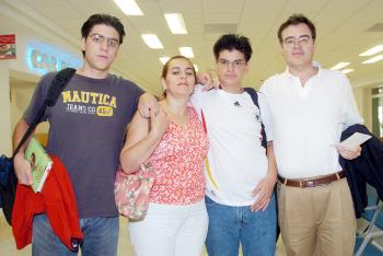 10072006 
Eduardo, Alejandro y Franco Holguín viajaron a Morelos, los despidió Beatriz Holguín.