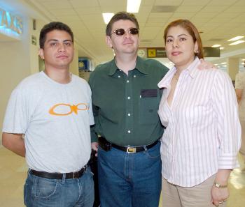 10072006 
Humberto Suárez y María Servín viajaron  a la Ciudad de México, los despidió Gerardo Hernández.