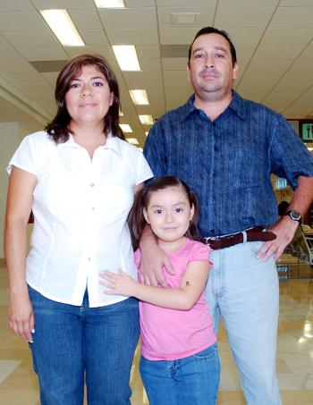 10072006 
Mariana del Castillo y Lina de Del Castillo, viajaron a Cancún, los despidió Rafael del Castillo.