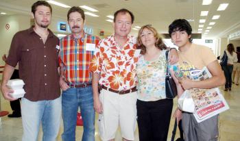 10072006 
Polo Romero, Martha Cervantes y Alberto González viajaron a Cancún, los despidieron Iván Romero y Alberto González Jr.