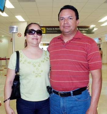11072006 
Alejandro Ruiz y Lupita Hernández viajaron a Campeche.