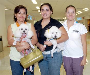 11072006 
Patricia Longoria, Ángeles y Pilar López viajaron a la Ciudad de México.