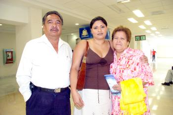 12072006 
Alejandra Reyes viajó a Tuxtla Gutiérrez, la despidieron Carmen Ayala y Enrique Reyes.