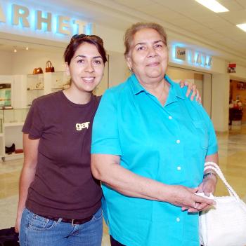 12072006 
Bárbara Díaz y Martha Cisneros viajaron a Cancún.
