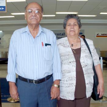 13072006 
Francisco Sáenz y San  Juana Ibarra viajaron cobn destino a Canadá.