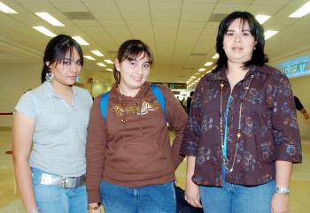 13072006 
Michel  Reza llegó del DF, la recibieron Irma de Yassín y Zaine Yassín.