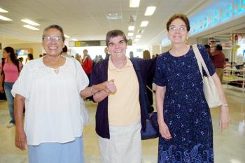 14072006 
De Roma llegó María Demuru, la recibieron Socorro de la Cruz y Mercedes Gallegos