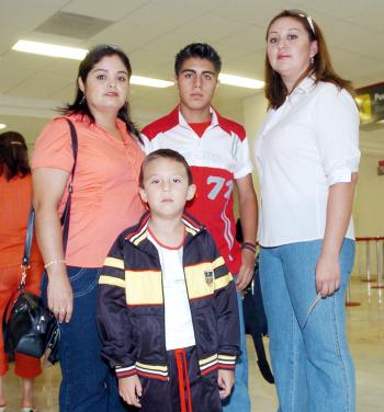 16072006 
Ana Cabrara, Iván Cabrara, Ángel Martínez y Alelí Fraire viajaron a Mérida.