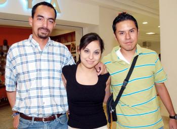 16072006 
Bertha y Juanjo Gutiérrez viajaron a Chicago, los despidió Julio Carlos.