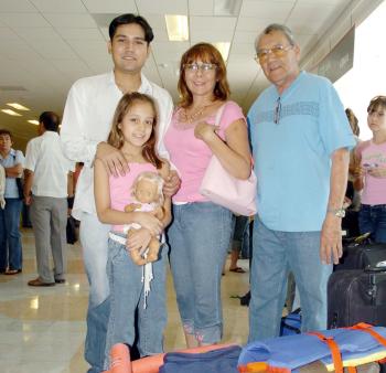 16072006 
David y Lorena García Rodríguez, Roberto Rodríguez Lugo y Lorena Ivonne Rodríguez.