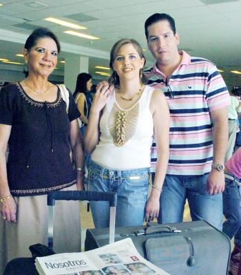 16072006 
Kiki Murra, Keta Bonilla de Gómez y Gabriel Gómez y Gabriel Gómez Sáenz.