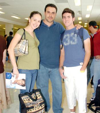 16072006 
Nelly Fernández de Villarreal, Mario Villarreal Murra y Marco Villarreal Murra.