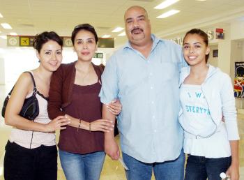 18072006 
Luis González viajó a California, lo despidió la familia Verduzco.