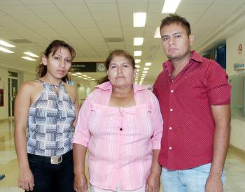 18072006 
Mario Salazar viajó al DF, lo despidieron Rosa Moreno y Bertha Salazar.