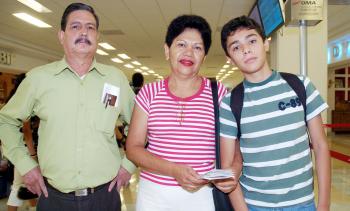 17072006 
Alma Vázquez y Randy Reyes viajaron a Cancún, los despidió Edmundo Ortega.