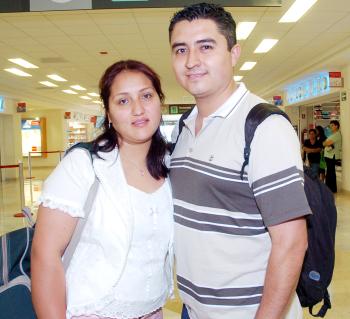 17072006 
Jesús Gómez y Nora Rosales viajaron con destino a la Ciudad de México.