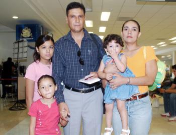 17072006 
La familia Martínez Rentería viajó con destino a Mérida, Yucatán.