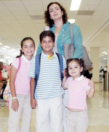 17072006
Teresa Muñoz, Andrés, Paula y Carla Díaz viajaron a Vallarta.