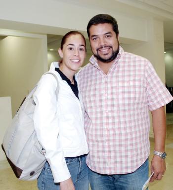19072006 
Aarón Ponce y Vanessa Basurto viajaron con destino a Los Cabos.
