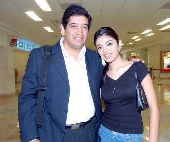 20072006 
Enrique Villa viajpo a Guadalajara, lo despidió Rebeca Villa.