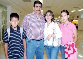20072006 
Olga López, Elda y César González viajaron a Puebla, los despidió Rogelio González .