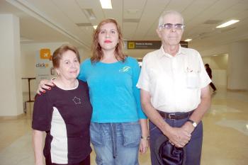 20072006 
Teresa de Alba viajó a Miami, la despidieron María y Fernando de Alba.