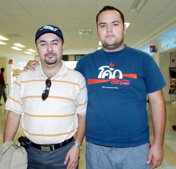 21072006 
Francisco Mireles viajó a la Ciudad de México, lo despidió Jorge Mireles.