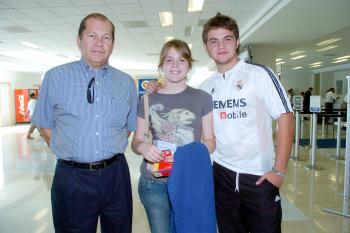 21072006 
Isabel Negrete viajó a Cancún, la despidieron Carlos de la Torre y Juan Negrete.