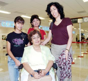 21072006 
Verónica Cossío viajó a Hartford, la despidieron Yolanda, Zaira y Yolanda.