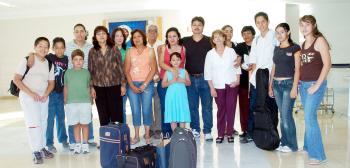 22072006 
Angélica y Stephane Harrison, Kevin y María de los Santos Sánchez viajaron a París, los despidieron sus familiares.